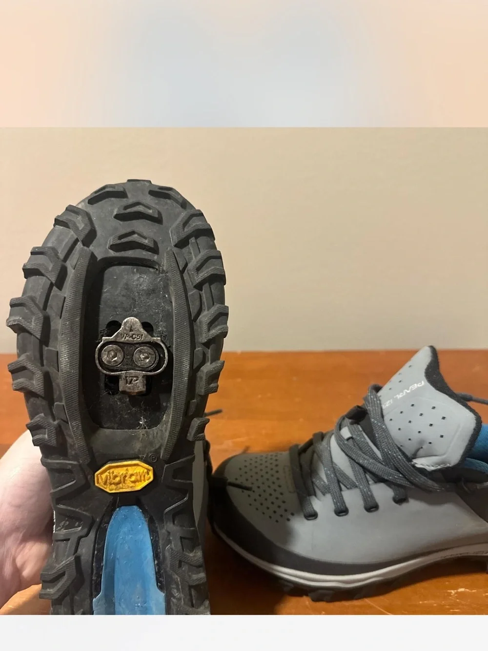 Pearl Izumi Gray Athletic Cycling Lace-Up Shoes with Blue Lining